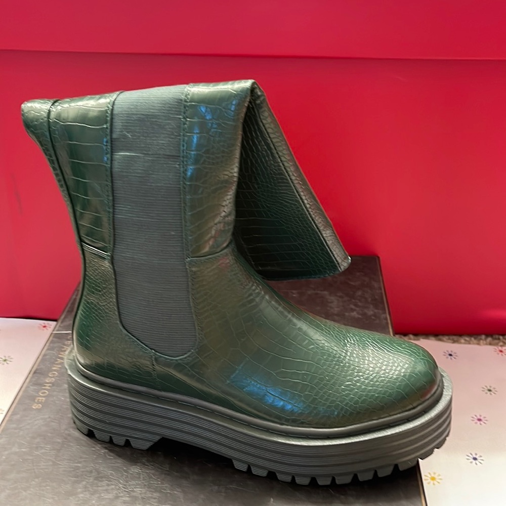 Stylish unique green boot size 7.5